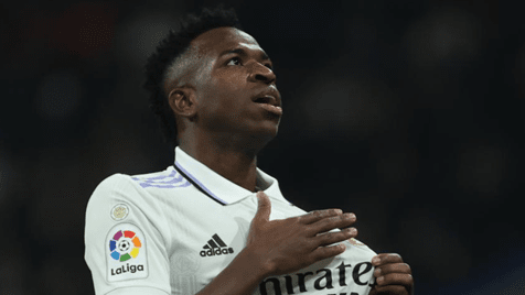 Jogador de Fifa 23 denuncia time com nome racista contra Vinícius