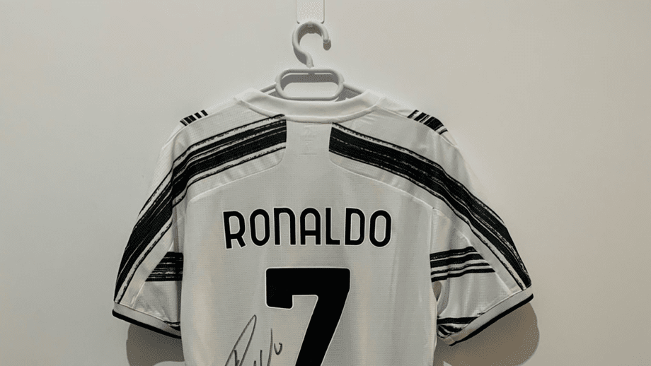 Camisola de Cristiano Ronaldo leiloada para ajudar vítimas do terramoto na Turquia