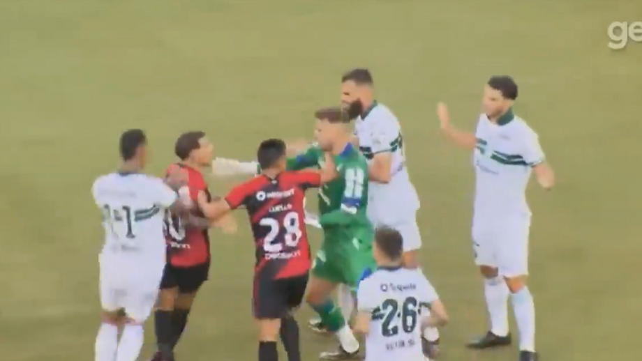 António Oliveira entrou em campo para tentar acalmar a situação... mas sem sucesso 
