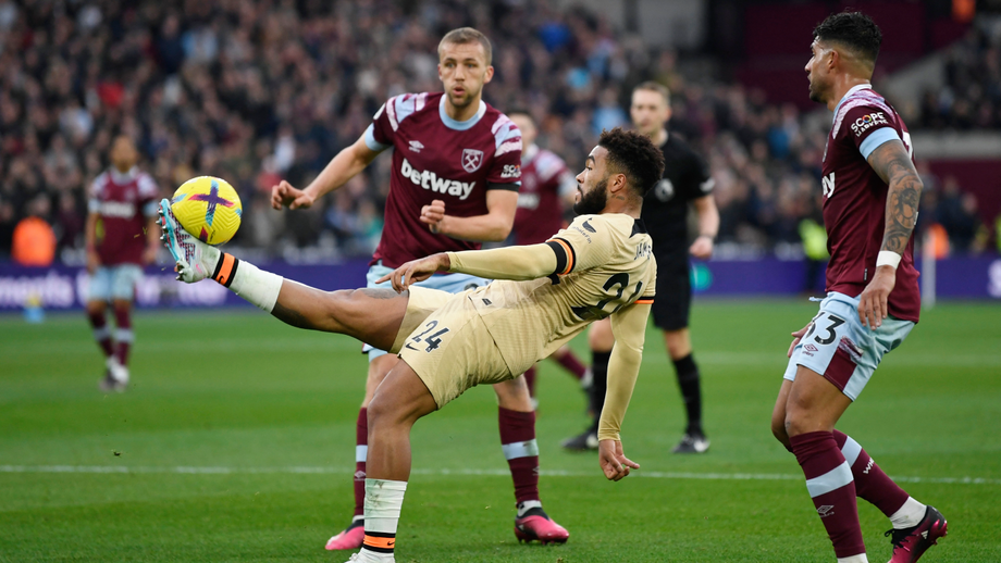Momentos antes da partida a contar para a 23.ª ronda da Premier League, no exterior do estádio olímpico de Londres