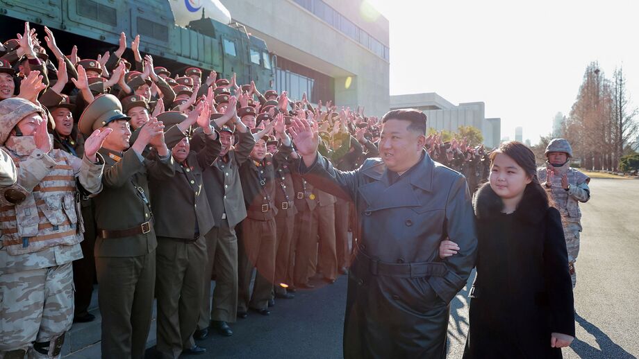 Líder da Coreia do Norte assiste a jogo de futebol com a filha