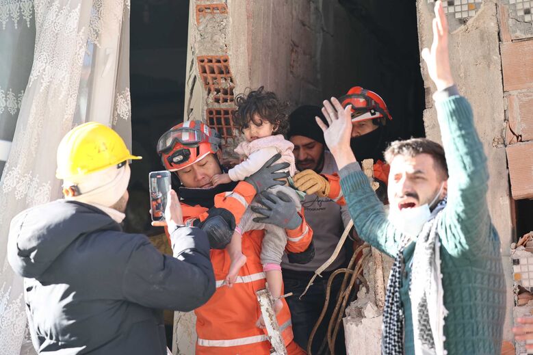 Turquia, salvamento, menina, sismo
