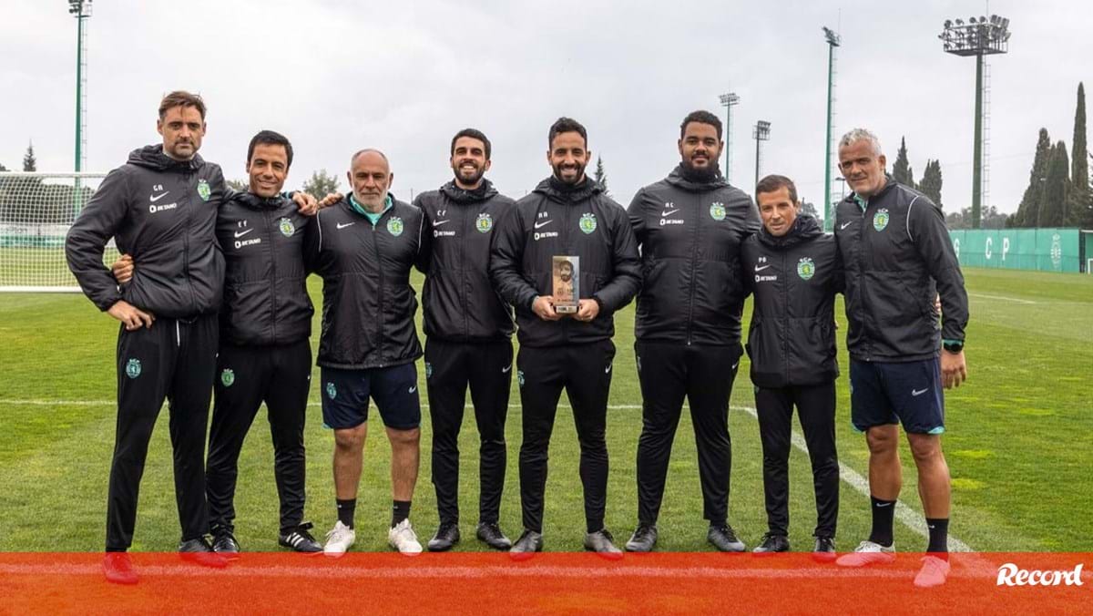 Equipa Técnica Do Sporting Premiada Pela 100.ª Vitória - Sporting ...