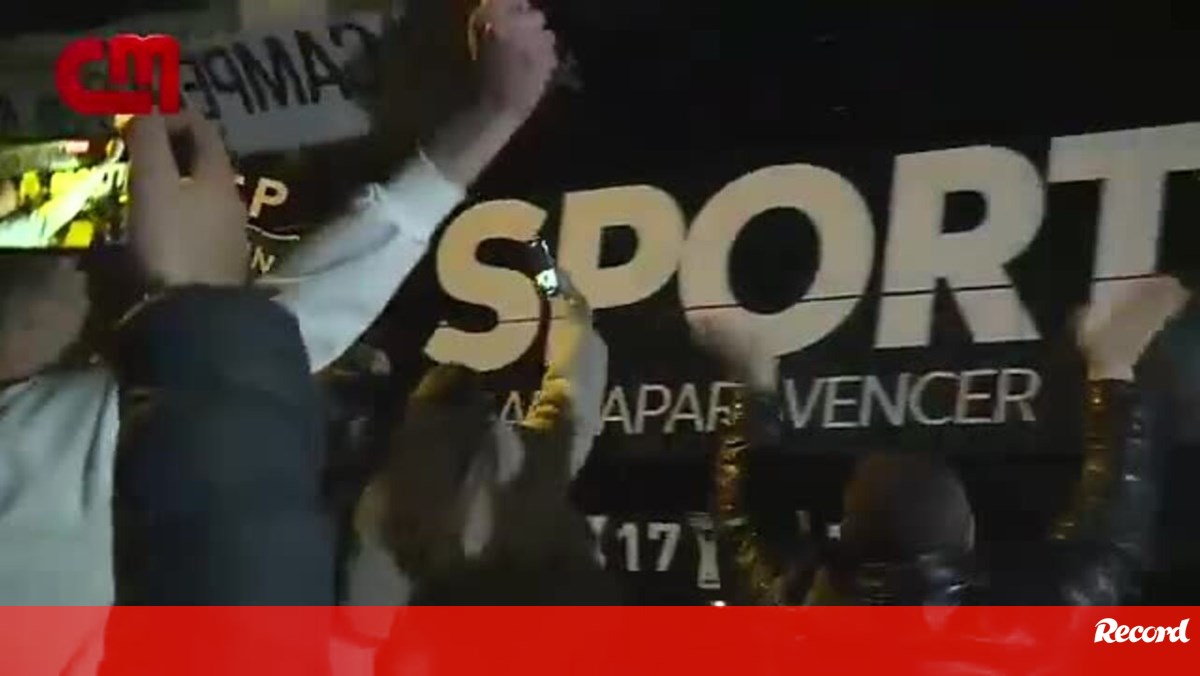 Equipa do Sporting recebida em festa em Lisboa por dezenas de adeptos - Vídeos
