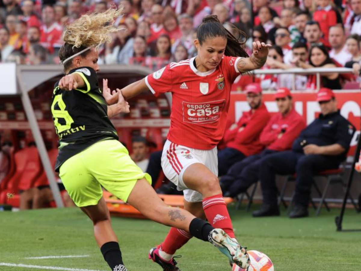 Jogo de futebol feminino no campo de futebol fotografia editorial