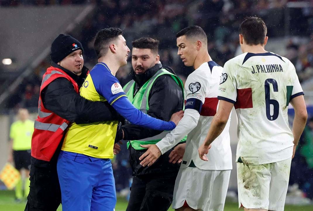 Adepto Com Camisola Do Al Nassr Invadiu Relvado Após Golo De Cristiano