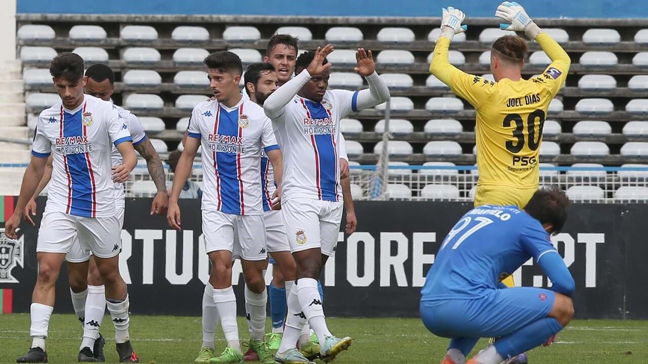 Jogadores do Alverca festejam para desalento de Pedro Martelo