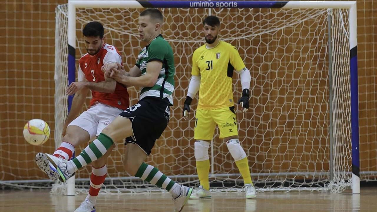 Tiago Sousa e Sokolov lutam pela posse de bola