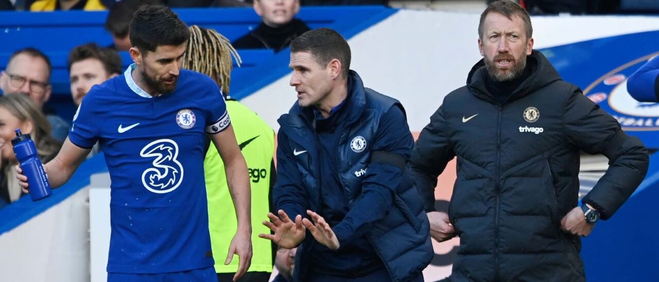 Anthony Barry (ao centro) trabalha nos blues desde 2020