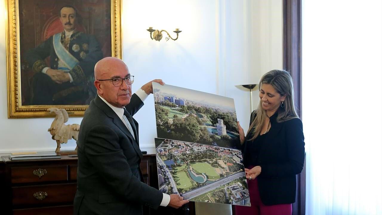 Presidente da AF Porto José Manuel Neves e Vereadora do Deporto da CM Porto Catarina Araújo assinaram parcela cedida pela CM Porto
