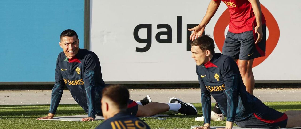Cristiano Ronaldo sorridente durante os exercícios
