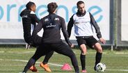 Lelo (à direita) em ação no treino do Casa Pia