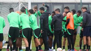 Fatawu não escapou aos 'calduços' no último treino do Sporting antes do jogo com o Arsenal