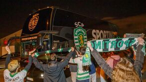 Equipa do Sporting recebida em festa em Lisboa por dezenas de adeptos