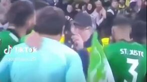 Insólito no Arsenal-Sporting: segurança pensou que Paulinho era um invasor de campo e gerou-se a confusão