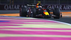Sergio Pérez garante 'pole' em qualificação para Verstappen esquecer