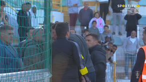 Paulo Sérgio envolveu-se num bate-boca aceso com adepto da própria equipa: treinador do Portimonense teve de ser agarrado