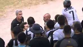 Botafogo empata e Luís Castro é vaiado: por pouco o treinador não leva com um copo na cabeça