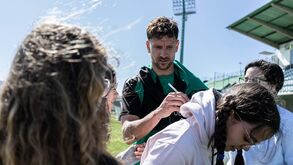 'Invasão' de campo no treino do Rio Ave: 80 crianças à caça de fotografias e autógrafos