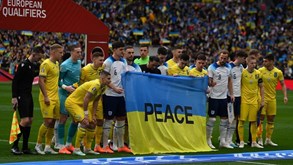 Jogadores de Inglaterra e Ucrânia apelaram à paz antes do jogo entre as duas seleções