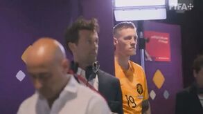 «Para onde estás a olhar, estúpido?»: FIFA divulga imagens inéditas da confusão entre Messi e Weghorst no Mundial'2022