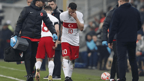 Hakan Çalhanoglu sai lesionado do jogo com a Turquia e arrisca embate com o Benfica