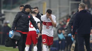 À atenção do Benfica: Çalhanoglu realiza exames na quinta-feira para perceber gravidade da lesão