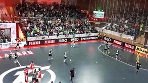Futsal: a festa de jogadores e adeptos do Sporting após a vitória sobre o Sp. Braga nos penáltis