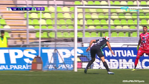 Mesmo visto e revisto, este autogolo no Chile é difícil de entender: um cabeceamento com... toda a calma