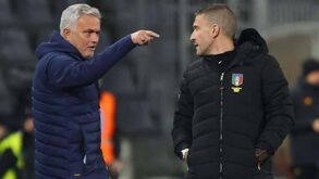 «Toda a gente te mija em cima»: imprensa italiana revela o que o quarto árbitro disse a Mourinho