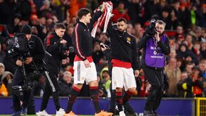 Bruno Fernandes e Maguire mostraram Taça da Liga aos adeptos em Old Trafford