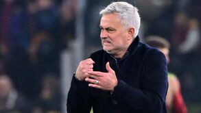 Mourinho confrontou 4.º árbitro no balneário: «Se tens tomates, repete o que disseste no campo»