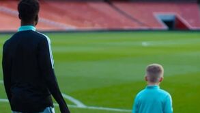 Criança oferece mesada a Bukayo Saka e emociona extremo do Arsenal