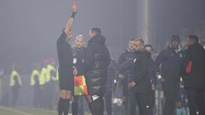 Schmidt é expulso nos descontos em Vizela e faz este gesto para a bancada