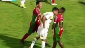 Jogador brasileiro agride adversário à cabeçada: caso vai acabar na polícia