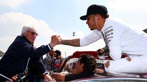 Ecclestone diz que Hamilton não devia ter sete títulos e aponta a batota em 2008