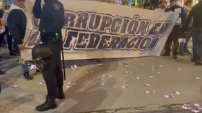 Adeptos do Real Madrid lançam notas com cara de Laporta perto do Santiago Bernabéu