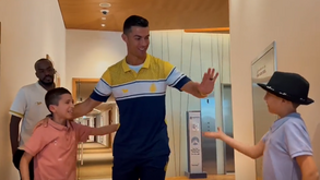 Cristiano Ronaldo realiza sonho de criança resgatada dos escombros do sismo na Síria