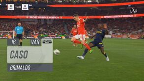 Benfica pediu penálti neste lance mas Soares Dias nada marcou