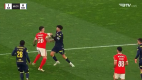 Benfica reclamou penálti, Soares Dias não marcou e Otamendi acabou amarelado
