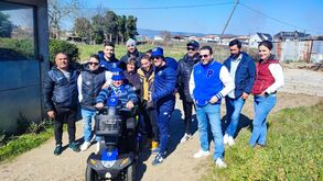 Super Dragões oferecem moto elétrica a adepto do FC Porto dependente de uma cadeira de rodas há 30 anos