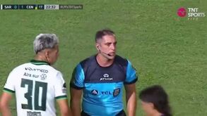 Insólito na Argentina: árbitro queria mostrar amarelo... mas esqueceu-se dos cartões