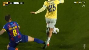 Chaves-FC Porto: João Mendes viu dois amarelos em dois minutos e deixou flavienses com 9 jogadores