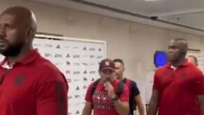 Vítor Pereira sai do Maracanã escoltado por seguranças do Flamengo