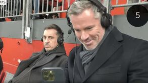 Imperdível: a festa de Carragher e a azia de Gary Neville na goleada do Liverpool ao Man. United
