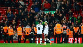Braçadeira de Bruno Fernandes contestada: Adeptos criticam atitude em Anfield