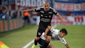 Maxi Pereira lembra troca do Benfica pelo FC Porto para defender colega de equipa