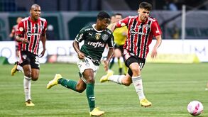 Defesa, à direita na foto, em ação contra Endrick