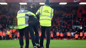 Klopp em fúria com adepto que invadiu relvado e derrubou Robertson e Jones... com um carrinho