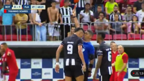 Tiquinho Soares agride árbitro à cabeçada após ser expulso no Botafogo-Flamengo